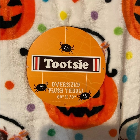 Halloween soft blanket Tootsie roll candy 70x60 inches large size - Picture 4 of 6